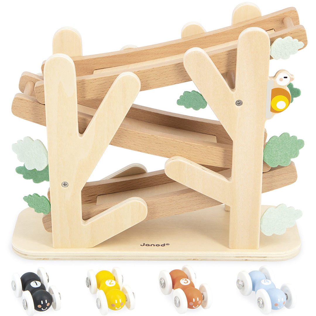 Janod houten autobaan met vier gekleurde auto's ervoor, versierd met bladeren en een slakje.