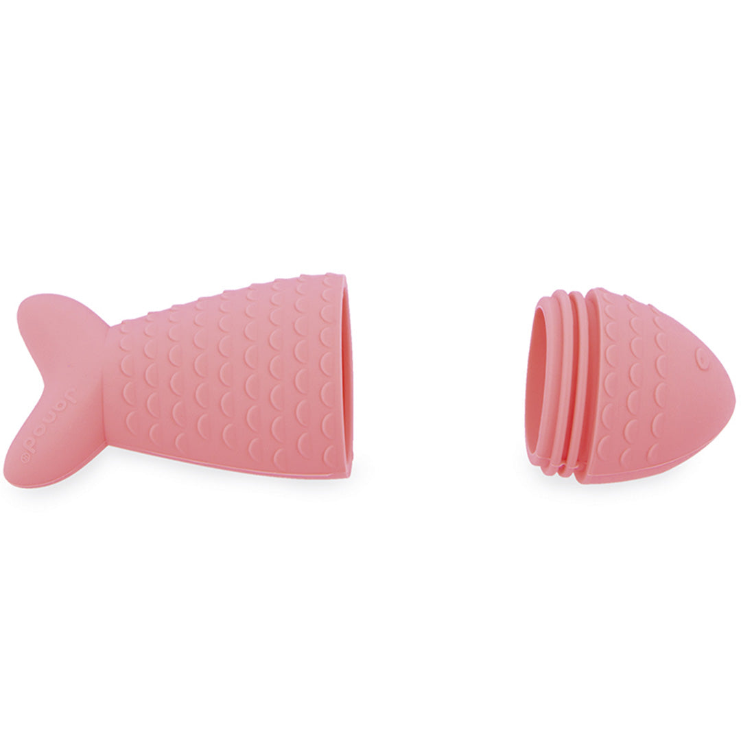 Detail van een roze Janod visvormig spuitfiguurtje, opengemaakt in twee delen.
