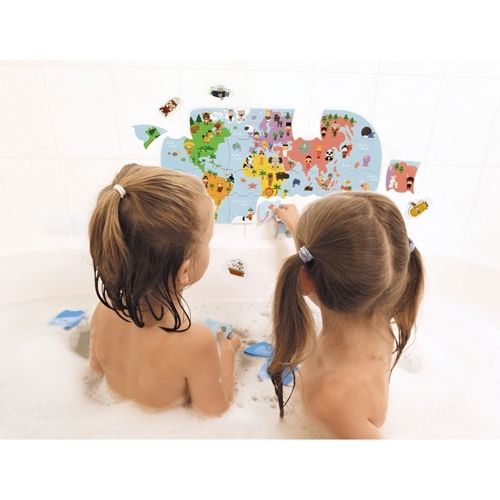 Twee kinderen spelen in bad met de Janod badpuzzel wereldkaart die aan de tegelwand plakt.