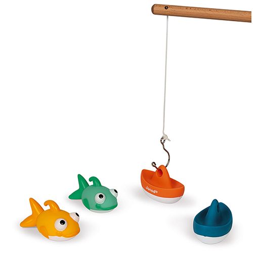 Janod badspeelgoed hengelspel met een houten hengel die een oranje bootje vangt, en twee visjes en een blauw bootje ernaast.