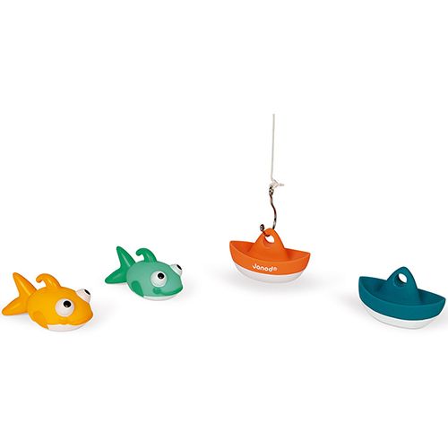 Janod badspeelgoed hengelspel met een houten hengel die een oranje bootje vangt, en twee visjes en een blauw bootje ernaast.