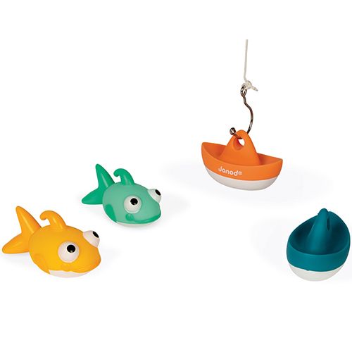 Janod badspeelgoed hengelspel met een houten hengel die een oranje bootje vangt, en twee visjes en een blauw bootje ernaast.