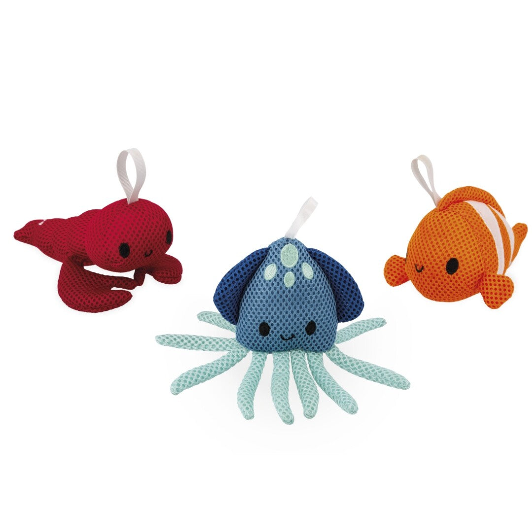 Drie Janod badspeelgoed zeedieren: een rode kreeft, een blauwe inktvis en een oranje clownvis.