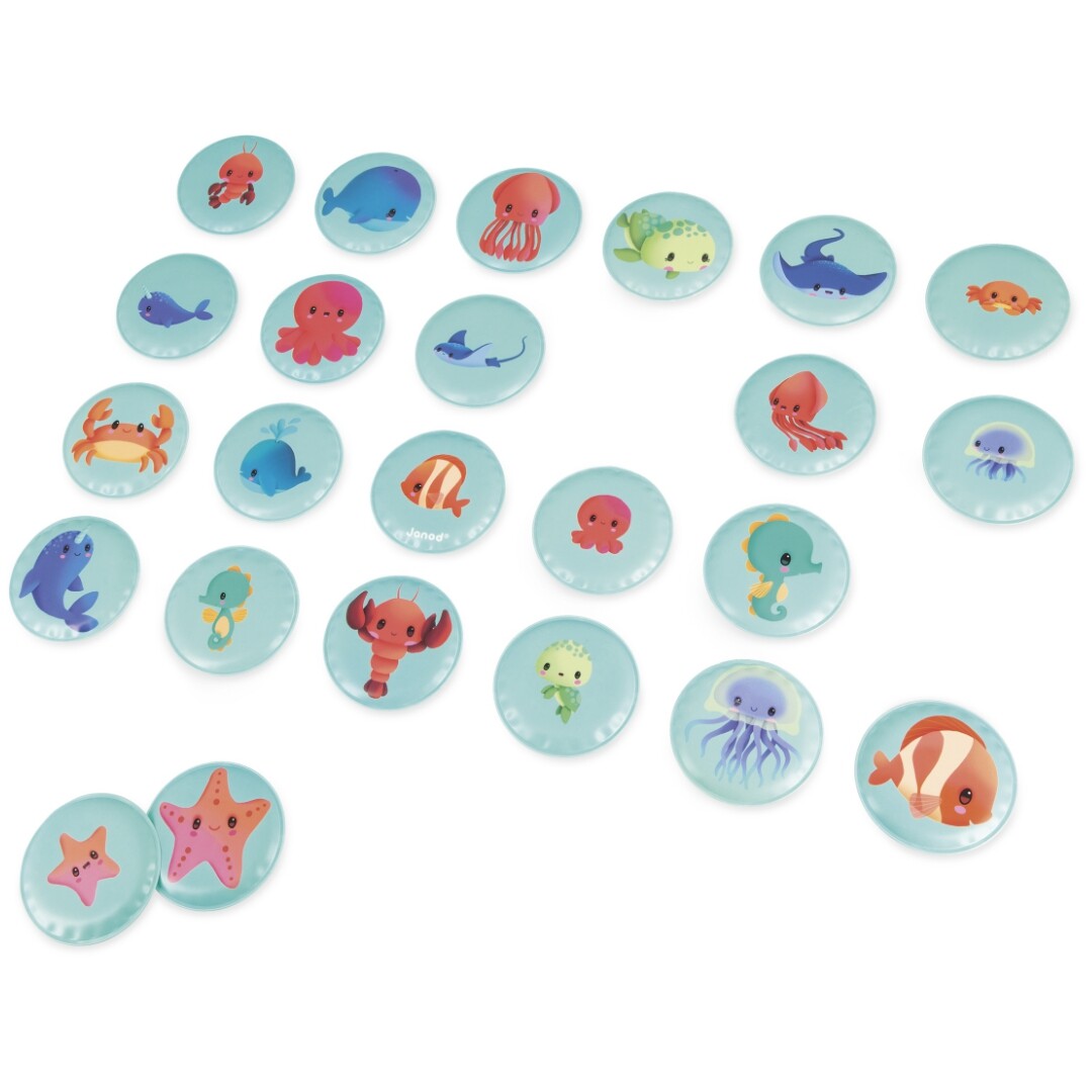 Janod badspel memorie met ronde speelstukken met diverse babydieren uit de zee, schuin van bovenaf gefotografeerd.