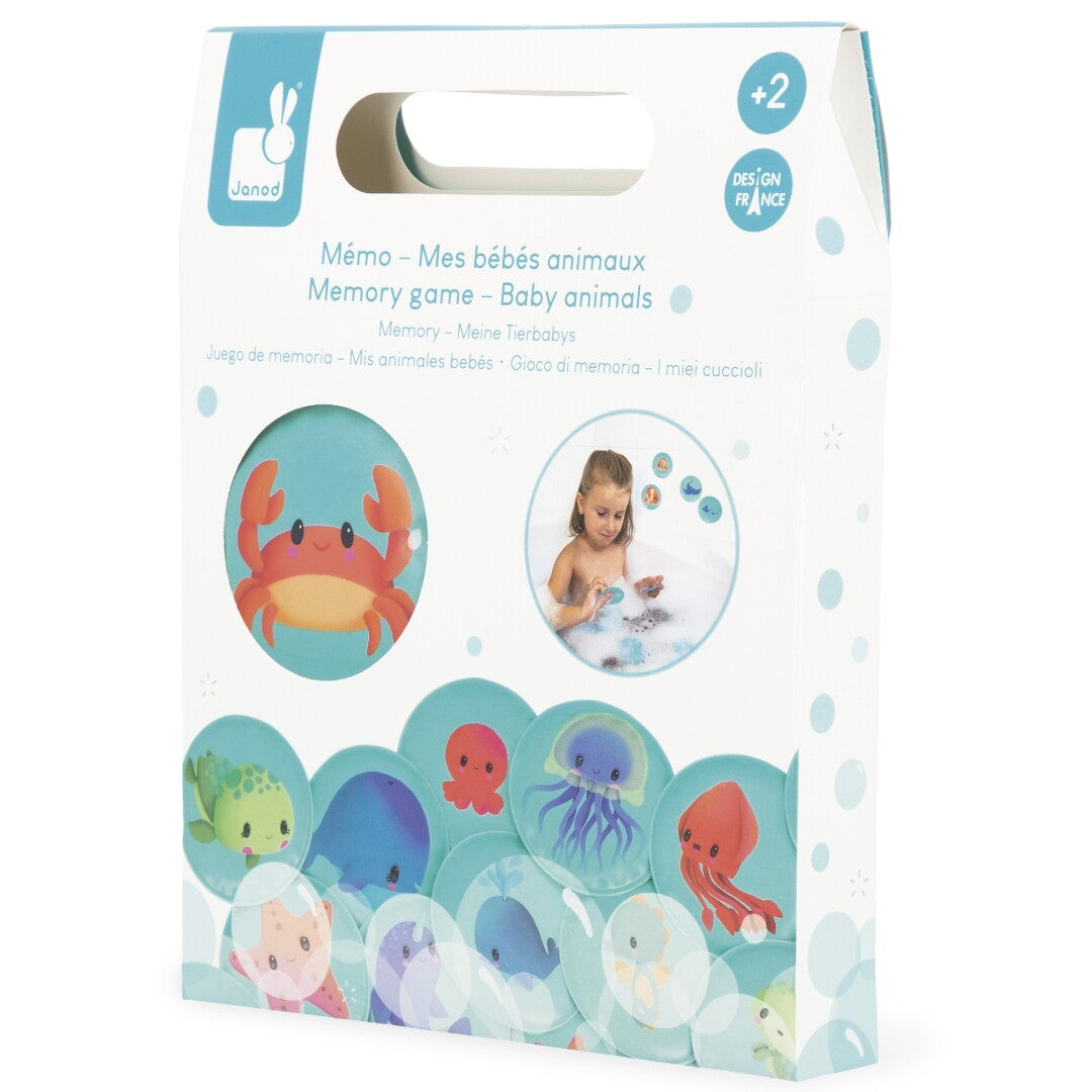 De verpakking van het Janod badspel memorie met babydieren, met een afbeelding van een kind in bad en de speelstukken.