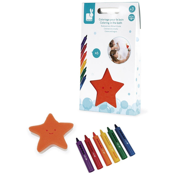 Janod badkleurkrijtjes en een oranje stersponsje met de productverpakking op de achtergrond.