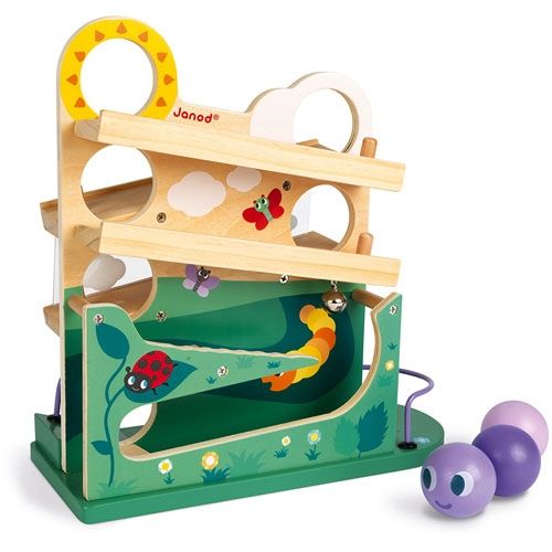 Janod houten ballenbaan met lieveheersbeestje en rups aan de zijkant, met drie paarse ballen rechts.