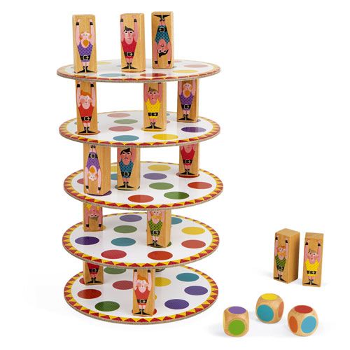 Het Janod behendigheidsspel Acrobaten toren, met een hoge stapel houten acrobaten op gestippelde schijven en losse speelblokjes.