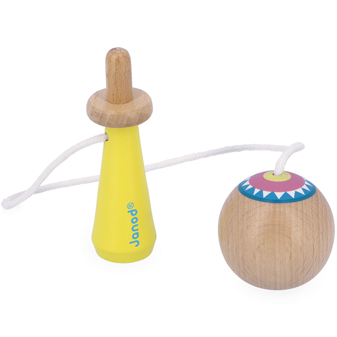 Janod houten bilboquet behendigheidsspel met de gele houder en de bal ernaast.