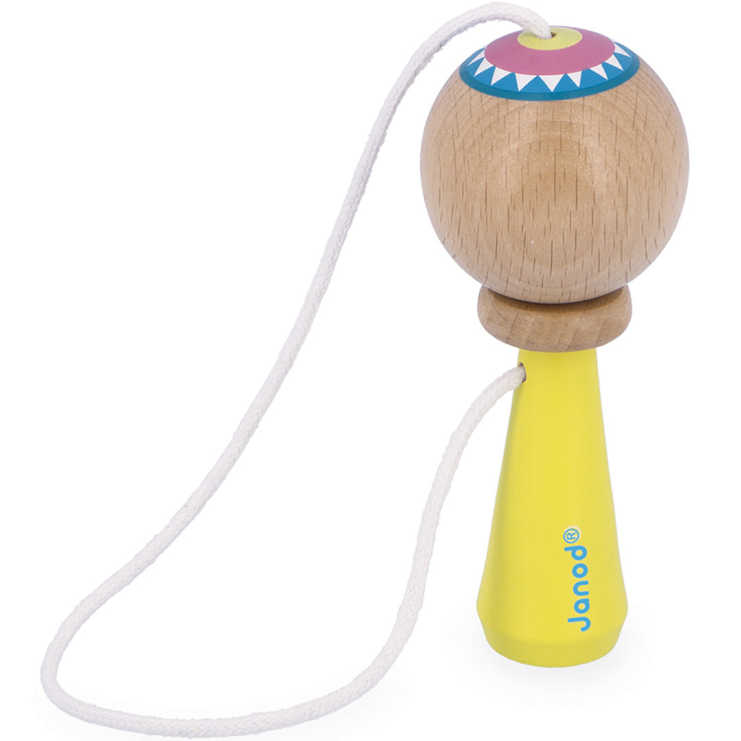 Janod houten bilboquet behendigheidsspel met de bal op de gele houder.