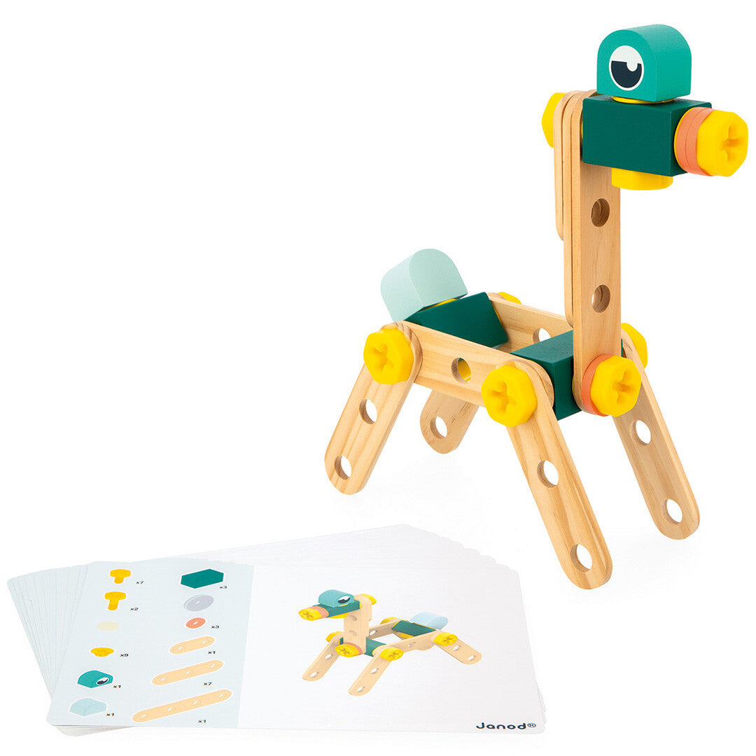 Een gebouwd houten dierfiguur van de Janod bouwset met instructiekaarten.
