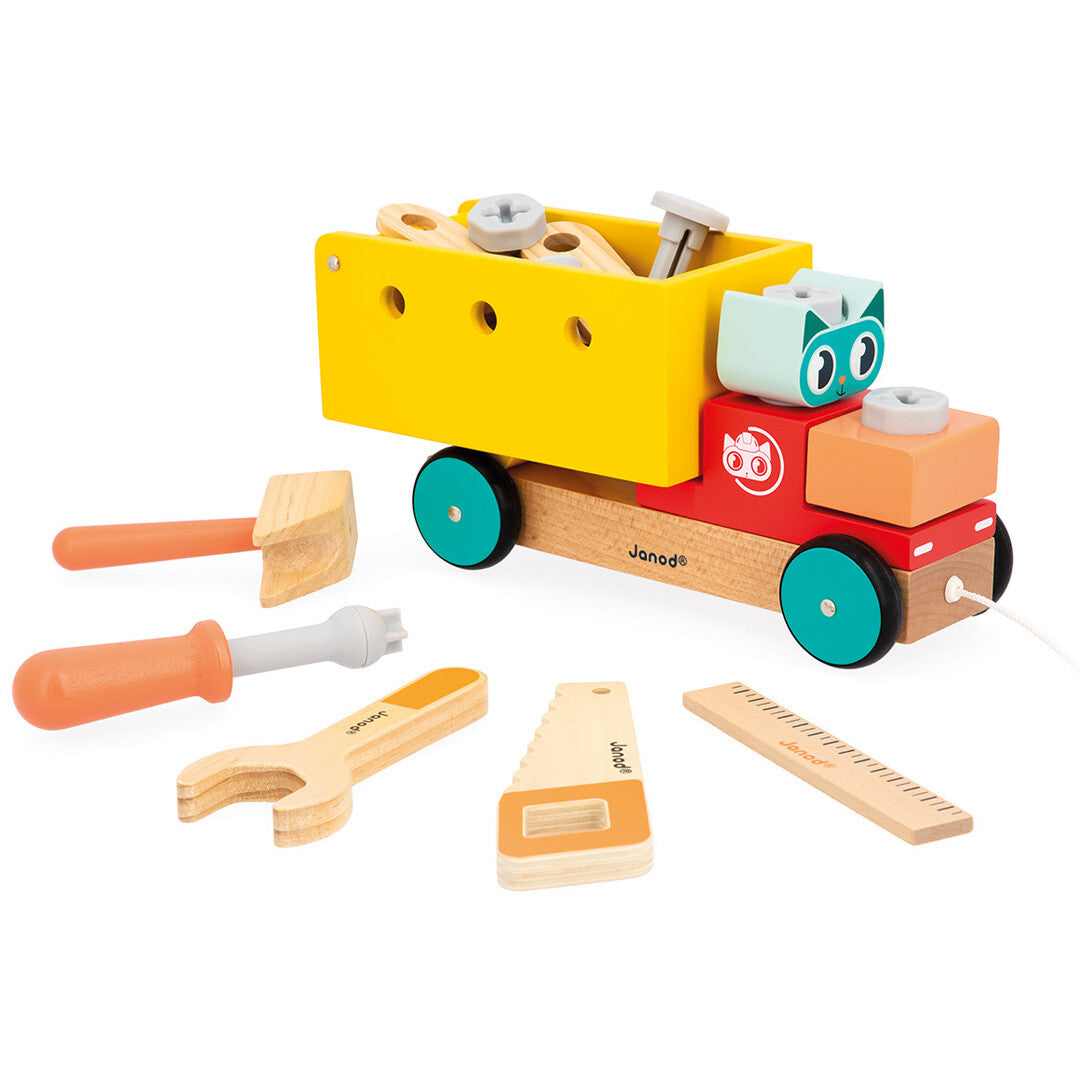 Janod houten bouwset trekfiguur vrachtwagen met gele laadbak en diverse houten gereedschappen en bouwstukken.