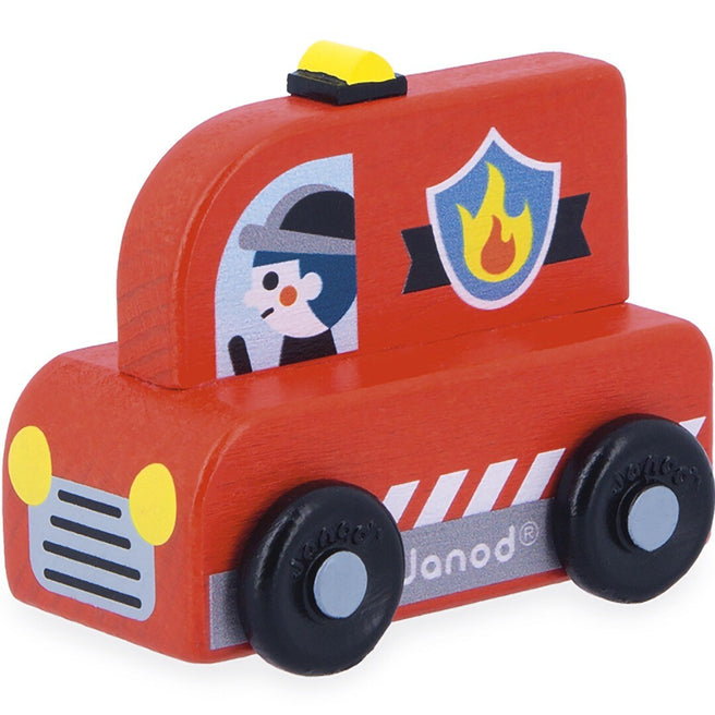 Janod houten brandweerwagen met een brandweerman en een brandweerlogo.