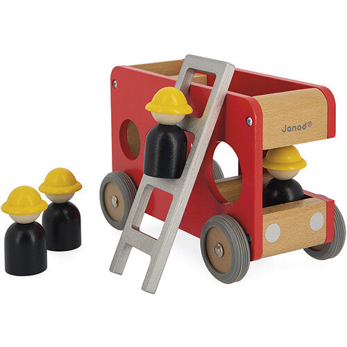 Janod houten brandweerwagen met een losse ladder en twee losse brandweermannetjes ernaast.