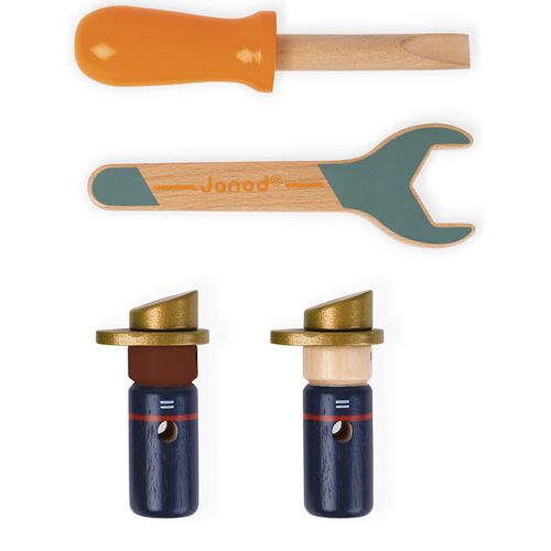 Detail van twee Janod houten brandweermannen en houten gereedschap, een schroevendraaier en een moersleutel.