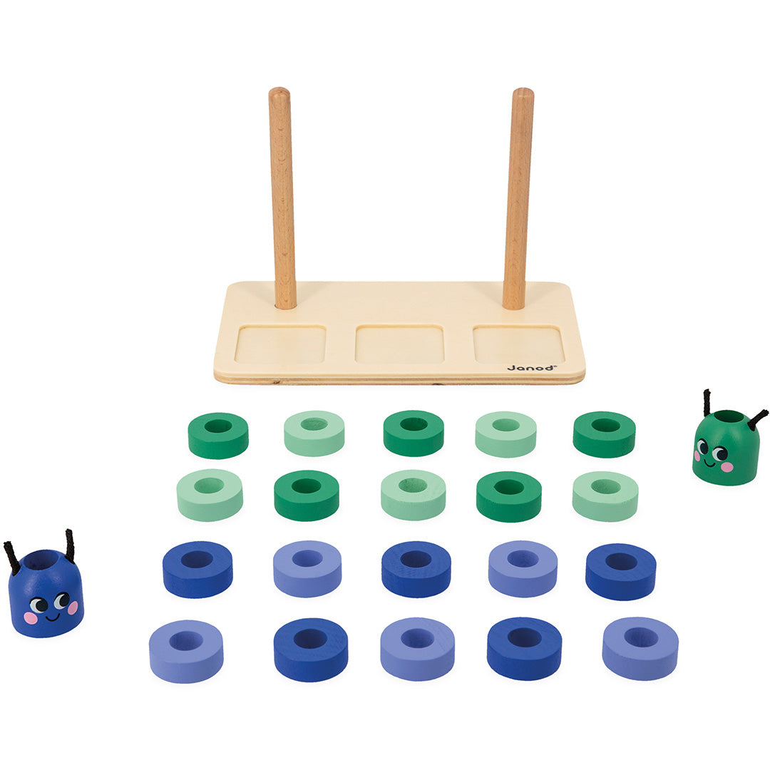 Janod houten sorteer- en stapelspeelgoed met de basis, losse ringen in blauw en groen, en twee rupsenkoppen.