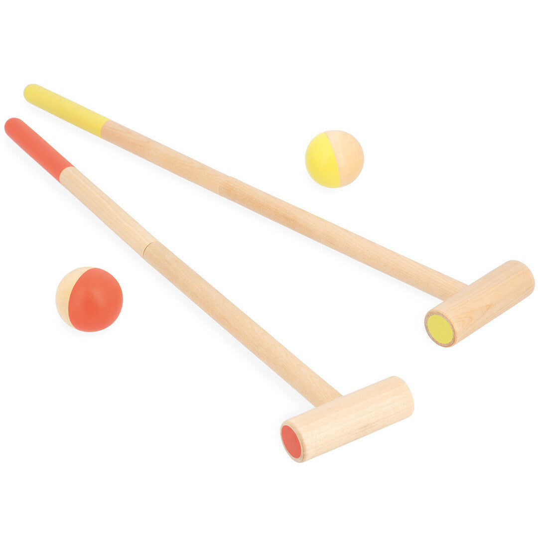 Twee houten hamers met gekleurde uiteinden en twee ballen van het Janod croquetspel.