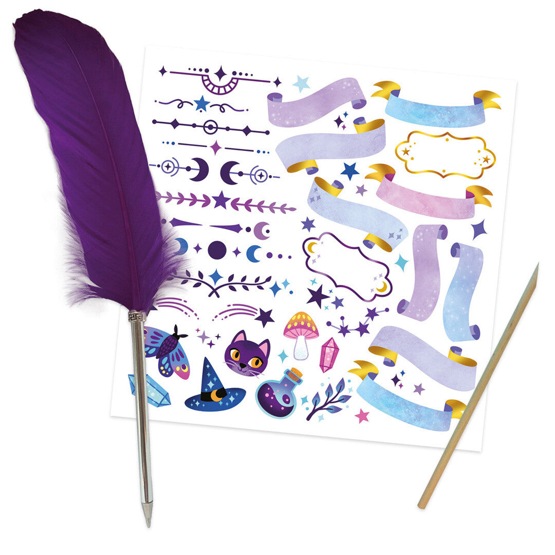 Paarse veerpen, een vel stickers met magische figuren en een houten stokje.