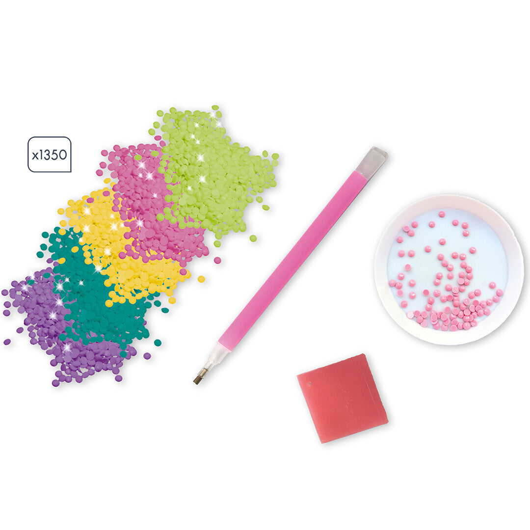 De Janod diamond painting benodigdheden met gekleurde steentjes, een applicatorpen en een waxblokje.