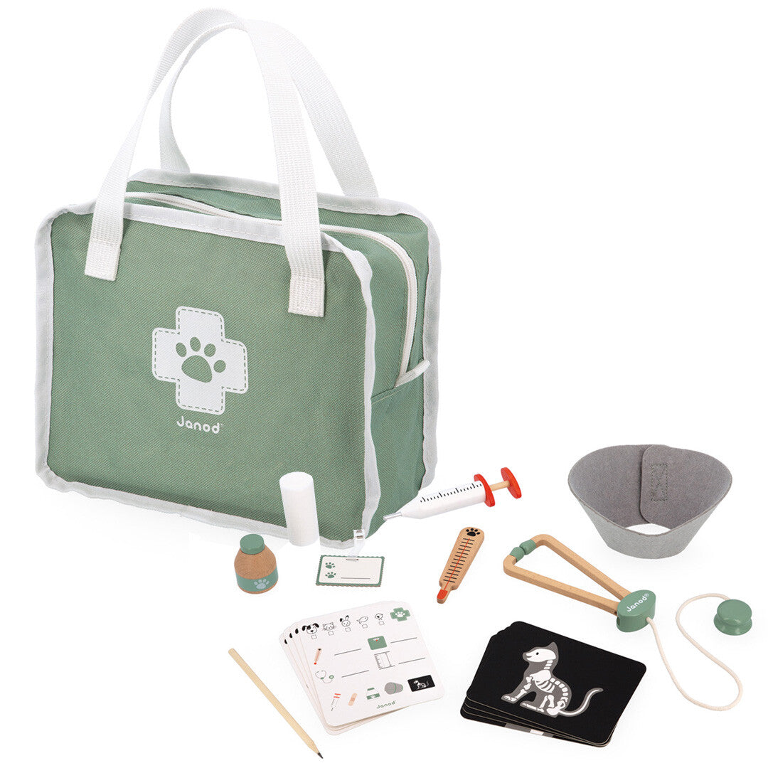 Janod dierenarts speelset met groene tas en diverse houten en stoffen accessoires.