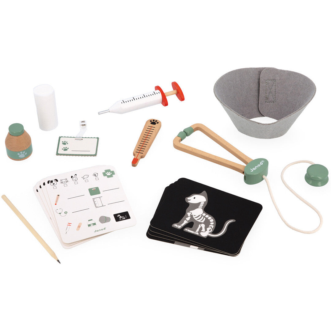 Janod dierenarts speelset accessoires, waaronder een spuit, thermometer, kraag en röntgenkaarten.