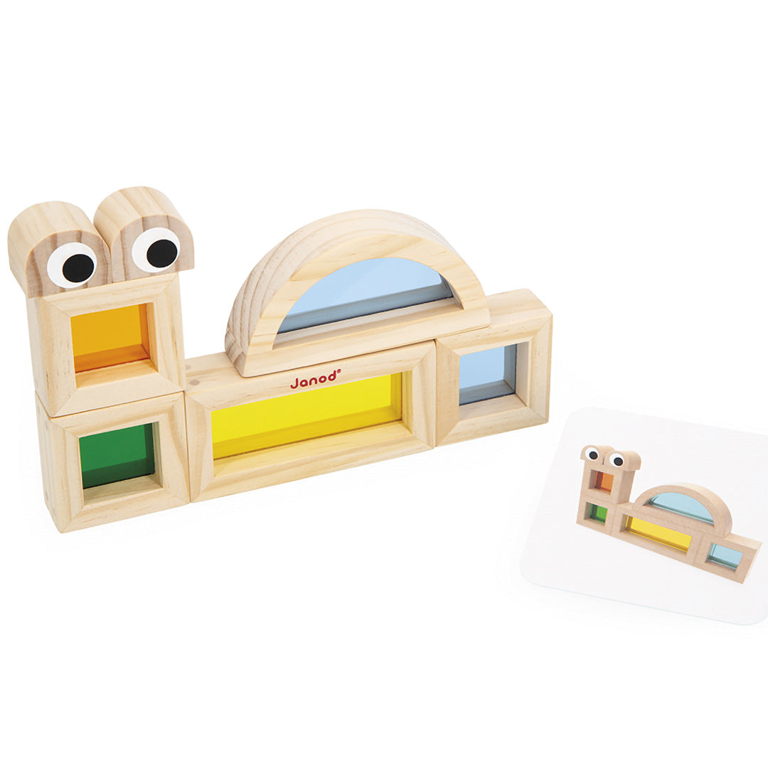 Janod houten transparante blokken opgebouwd tot een slakfiguur, met een bijpassende voorbeeldkaart.