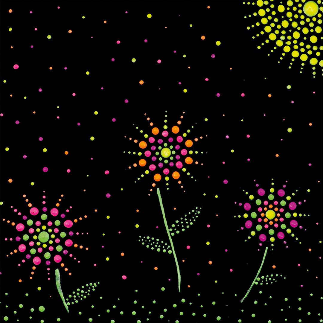Detail van een dot painting met drie bloemen en een zon van felgekleurde stippen op een zwarte achtergrond.