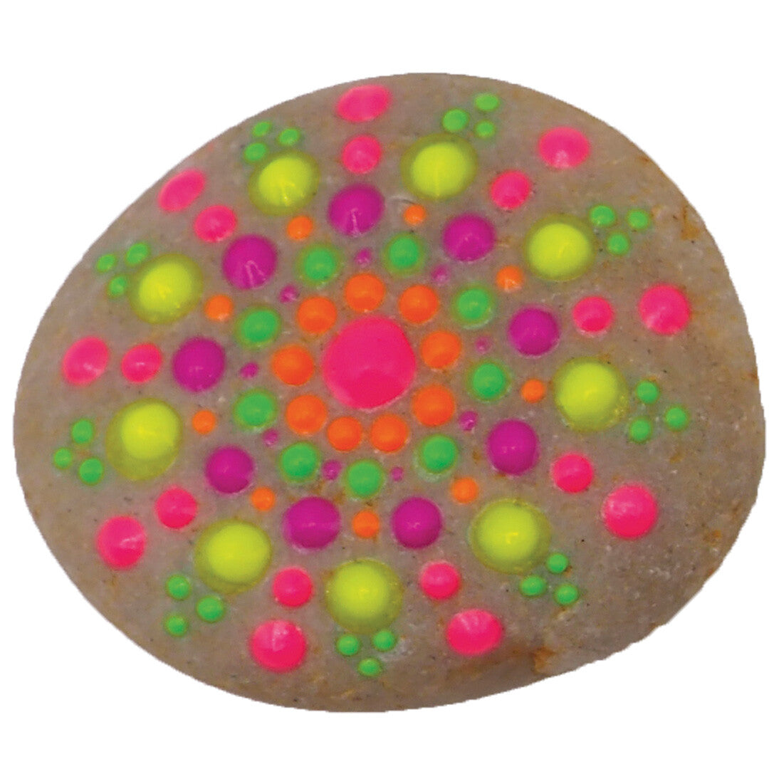 Een gladde steen versierd met een mandala-achtig patroon van felgekleurde stippen.