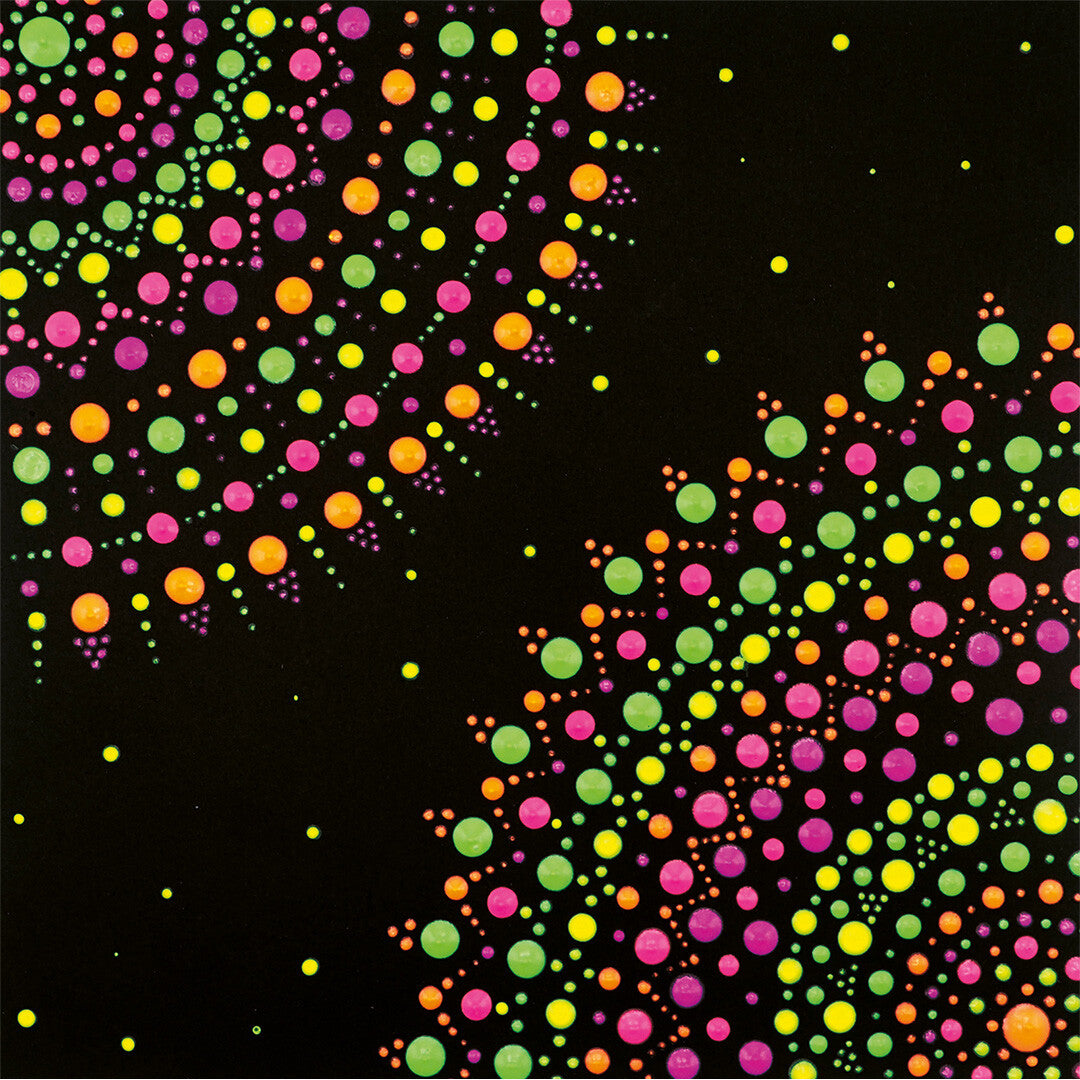Detail van een abstract dot painting met dichte, kleurrijke stippenpatronen in twee hoeken op een zwarte achtergrond.