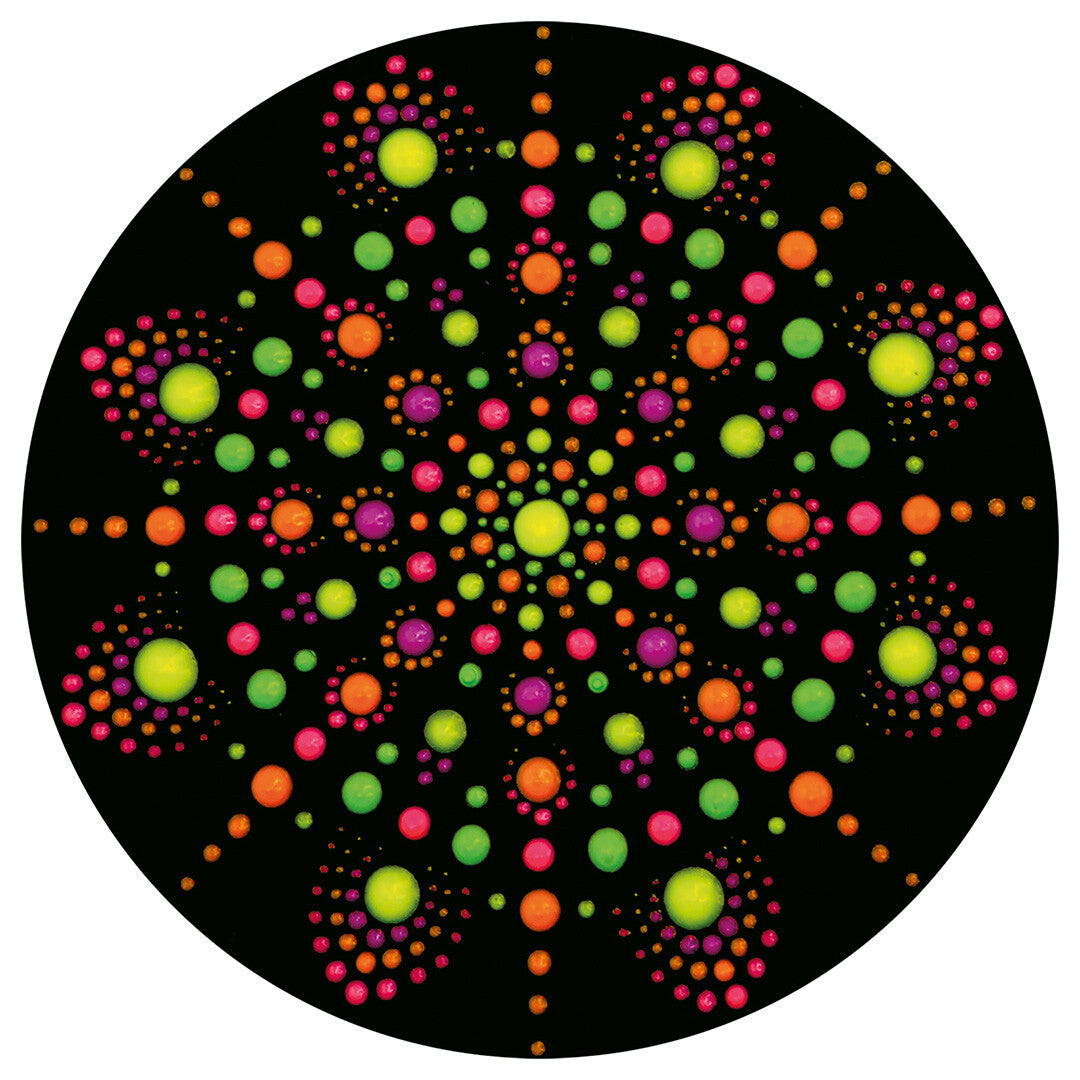 Een rond dot painting met een symmetrisch, mandala-achtig patroon van felgekleurde stippen op een zwarte ondergrond.