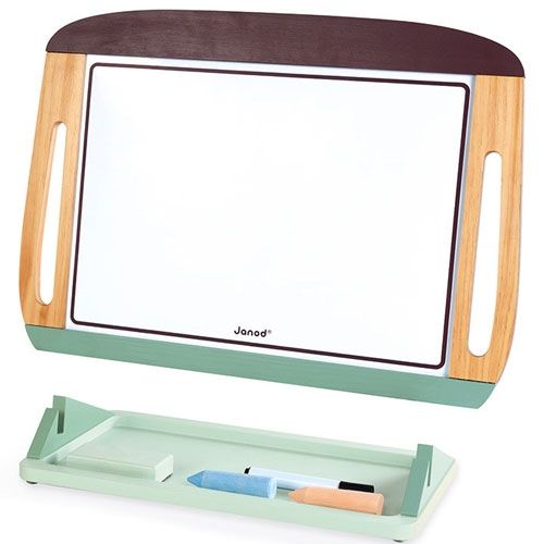 Het Janod draagbare krijt- en tekenbord met de witte whiteboardzijde en een losse groene opbergbak met stift en wisser.