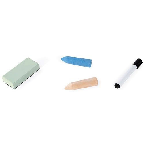 Een groene wisser, twee stukken krijt en een zwarte stift liggen naast elkaar.
