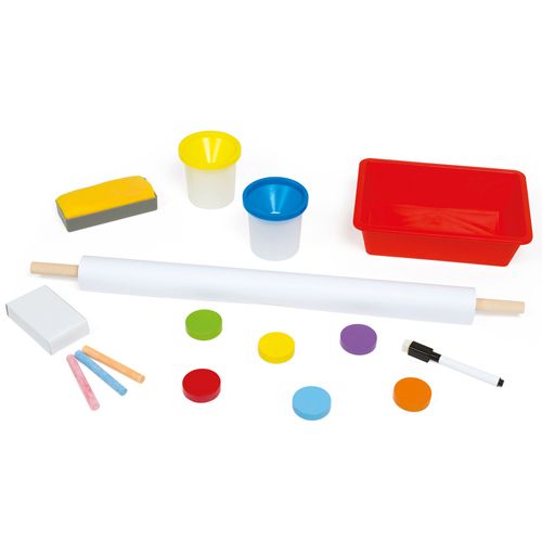 Accessoires voor een schoolbord, waaronder krijt, stiften, verfpotjes, een wisser en magneten.