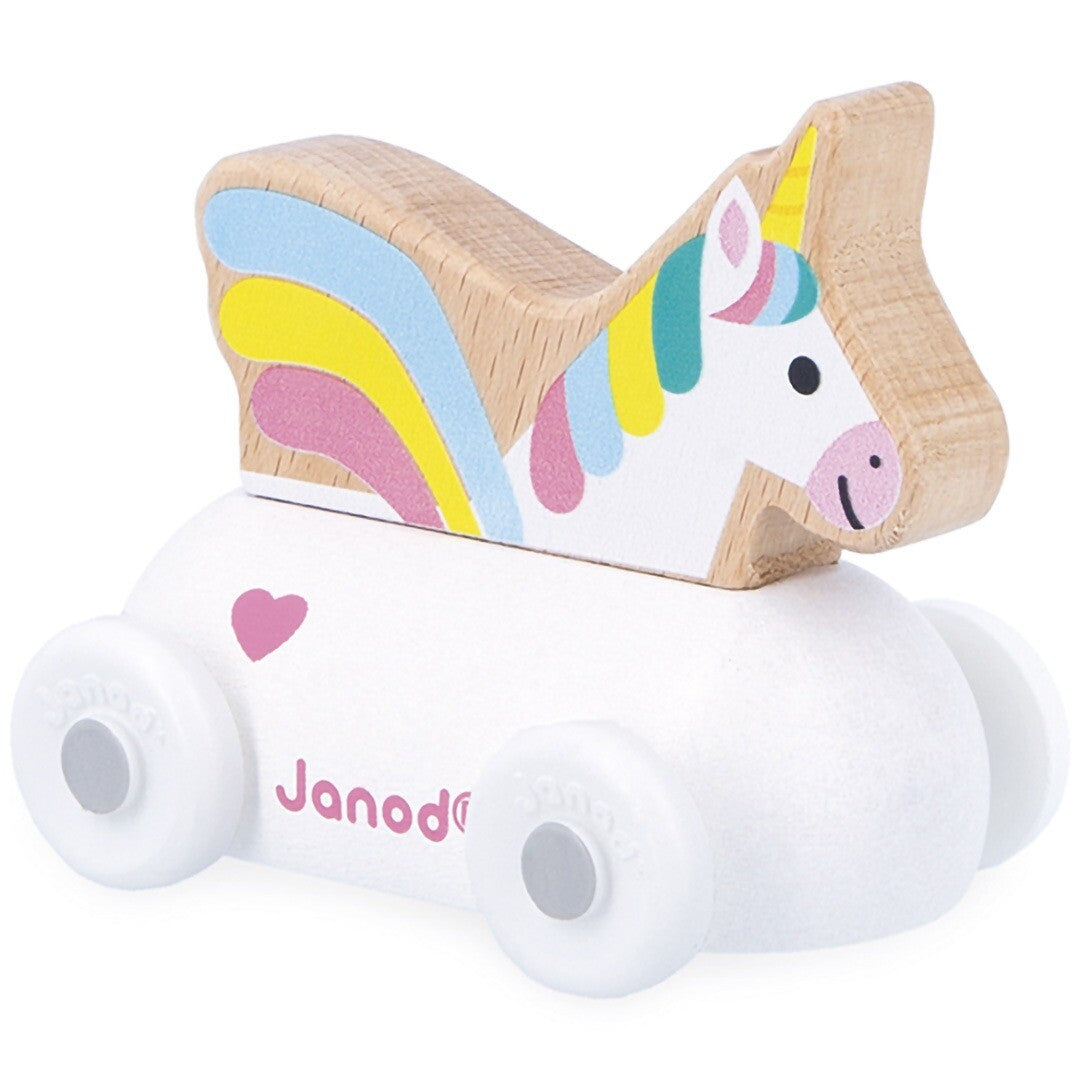 Janod houten eenhoorn speelgoedauto met regenboogmanen en een roze hartje.