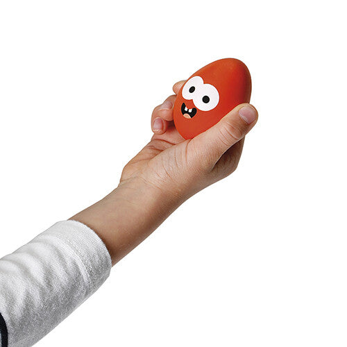 Een kinderhand houdt een rood ei met een gezichtje vast van het Janod eieren race behendigheidsspel.