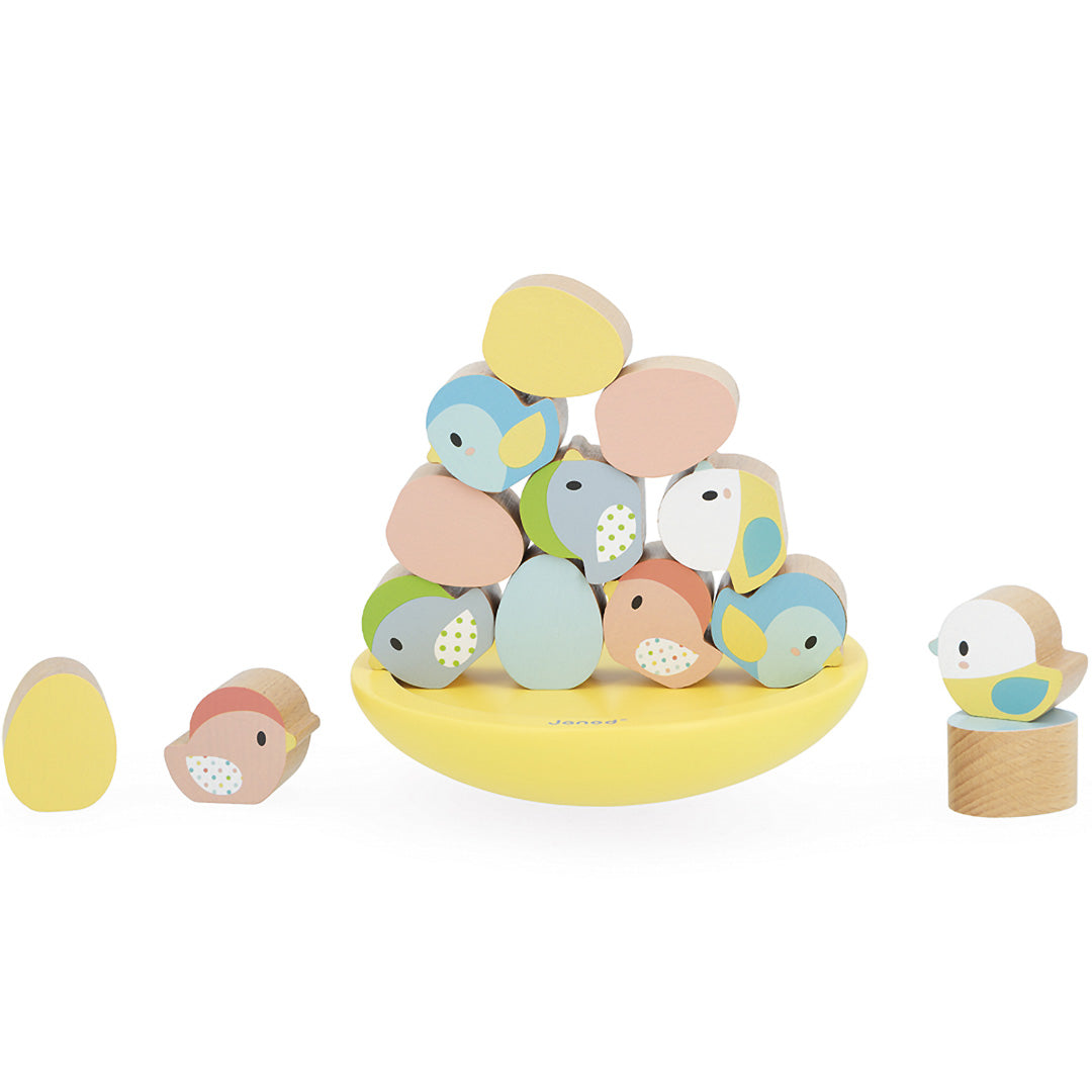 Janod houten evenwichtsspel met een hoge stapel pastelkleurige vogels en eieren op de gele schommelbasis.