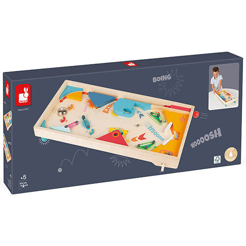 De verpakking van de Janod houten flipperkast, met een afbeelding van het spel en een kind dat ermee speelt.
