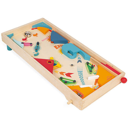 Janod houten flipperkast met diverse kleurrijke obstakels en een metalen balletje in het speelveld.