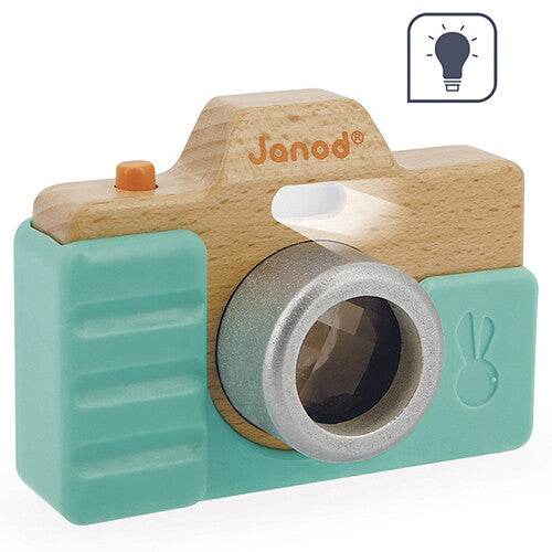 Janod houten speelgoedcamera met een oplichtende witte flits en caleidoscooplens.