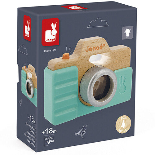 Donkerblauwe productverpakking van de Janod houten speelgoedcamera.