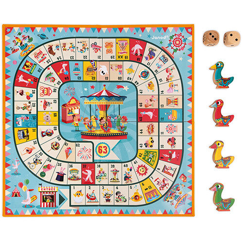 Bovenaanzicht van het Janod ganzenbord carrousel bordspel met vier pionnen en twee dobbelstenen.
