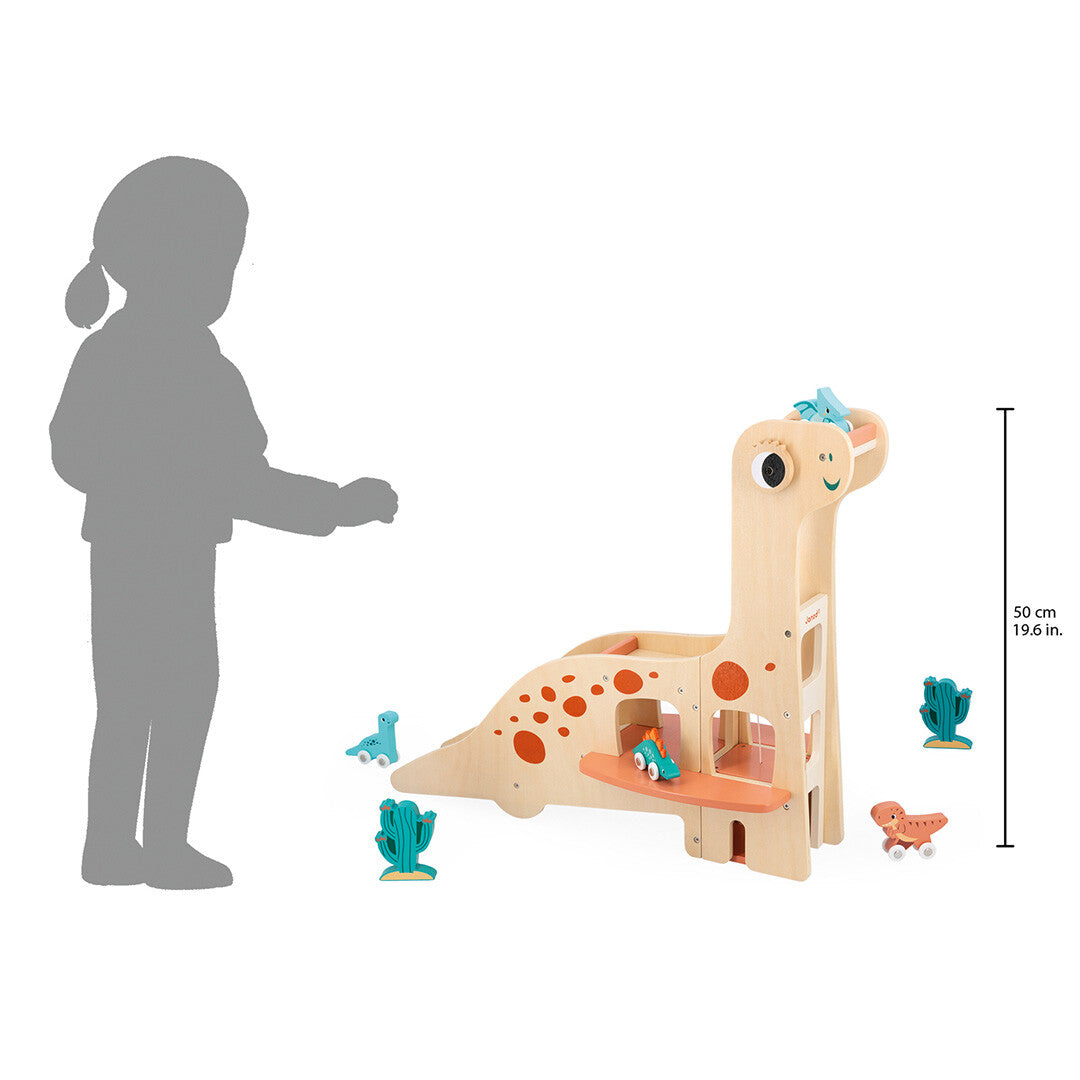 De Janod houten dinosaurusspeelset van 50 cm hoog naast een kindersilhouet voor schaalvergelijking.