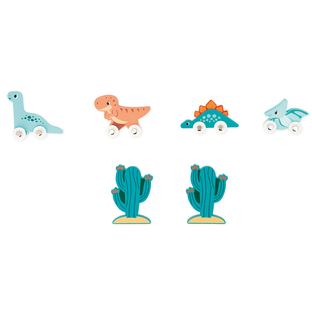 Detail van de vier kleine houten dinowagentjes en twee cactusaccessoires van de Janod autospeelset.
