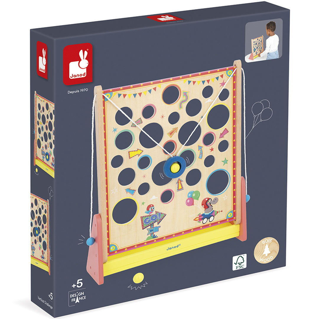 De verpakking van het Janod houten behendigheidsspel, met een afbeelding van het spel en een kind dat ermee speelt.