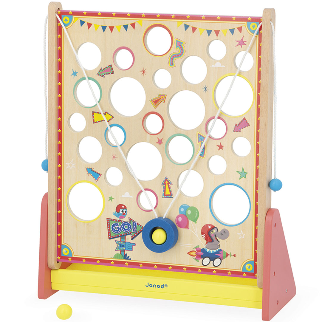 Janod houten behendigheidsspel met veelkleurige figuren, sterren en gaten, met een gele bal in een blauwe ring die lager hangt.