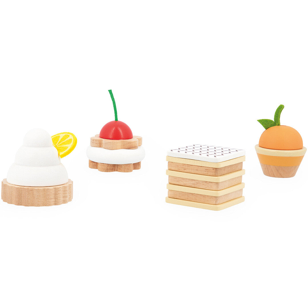 Janod houten speelgoedgebakjes: een citroencupcake, een kersencupcake, vierkante gebakjes en een sinaasappelcupcake.