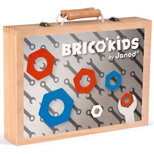 Gesloten Janod Brico'Kids houten gereedschapskist met een decoratie van moeren en een sleutel.