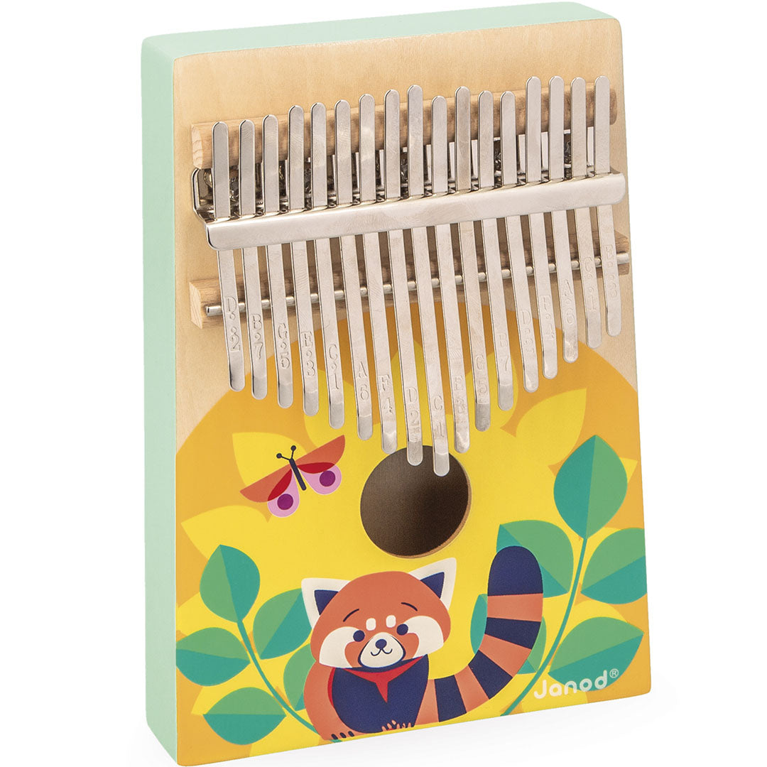 Janod houten kalimba met een illustratie van een rode panda, schuin van voren gefotografeerd.