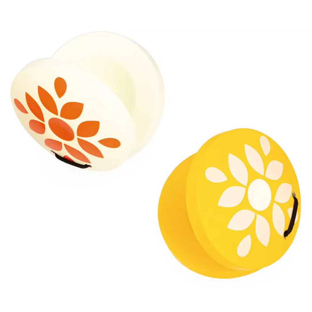 Twee Janod houten castagnetten, één geel met wit bloempatroon en één wit met oranje bloempatroon.