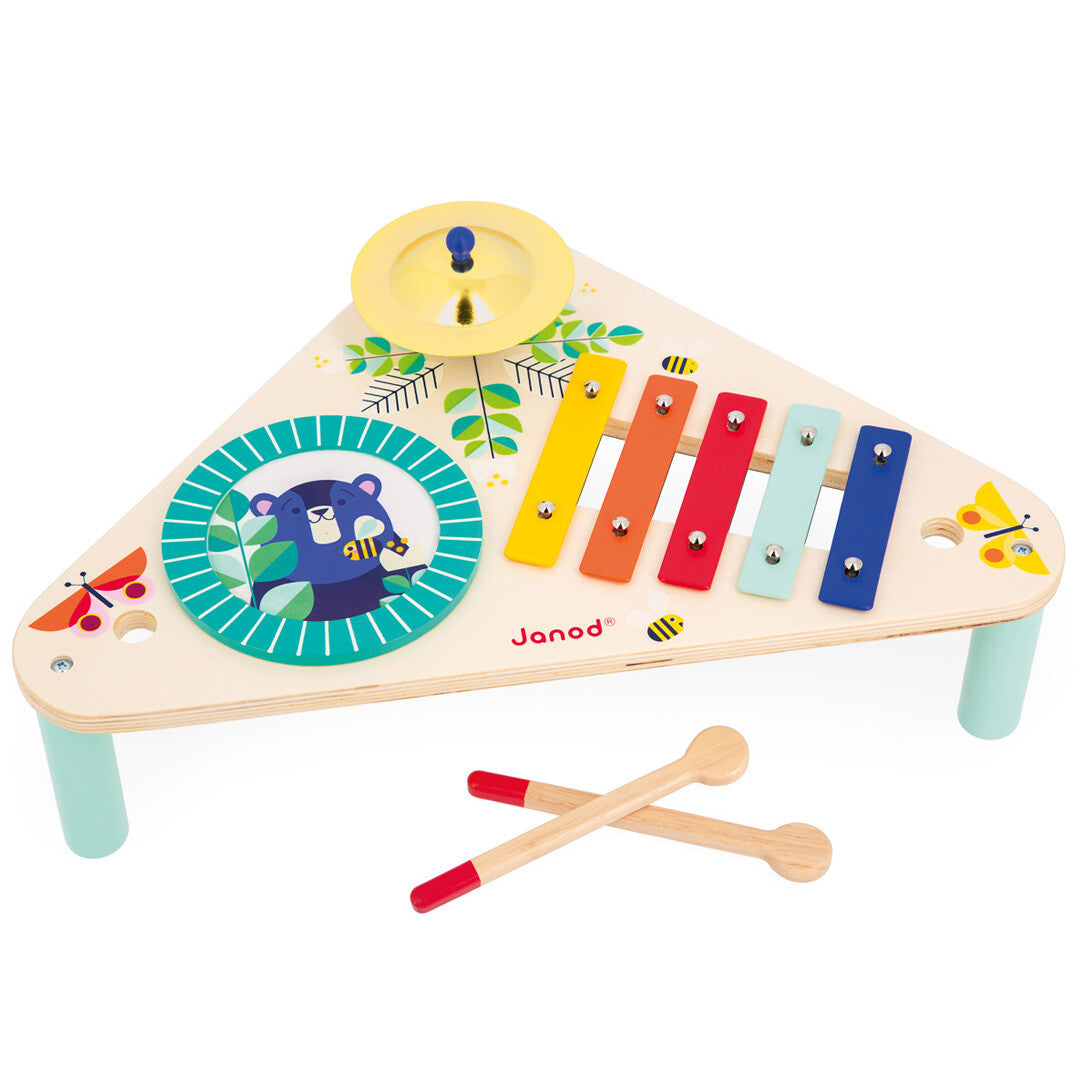 Janod Gioia houten muziektafel met xylofoon, trommel, cimbaal en twee losse drumstokjes, versierd met dieren en bladeren.